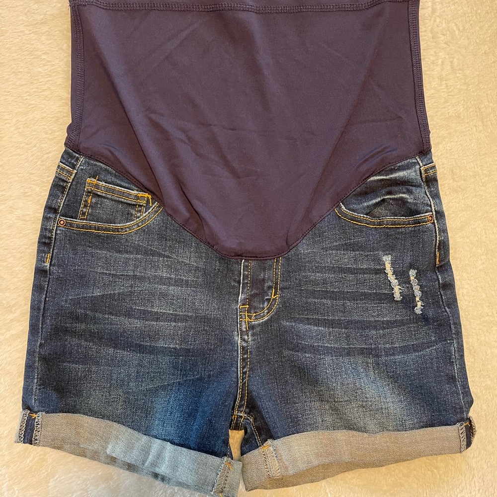 Maternity shorts. Short. Snug fit.